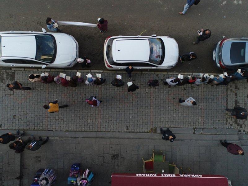 Muş'ta 9 bin öğrenciyle kaldırımda kitap okuma etkinliği