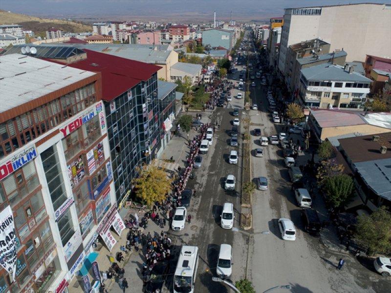 Muş'ta 9 bin öğrenciyle kaldırımda kitap okuma etkinliği