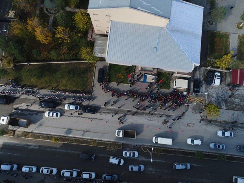 Muş'ta 9 bin öğrenciyle kaldırımda kitap okuma etkinliği