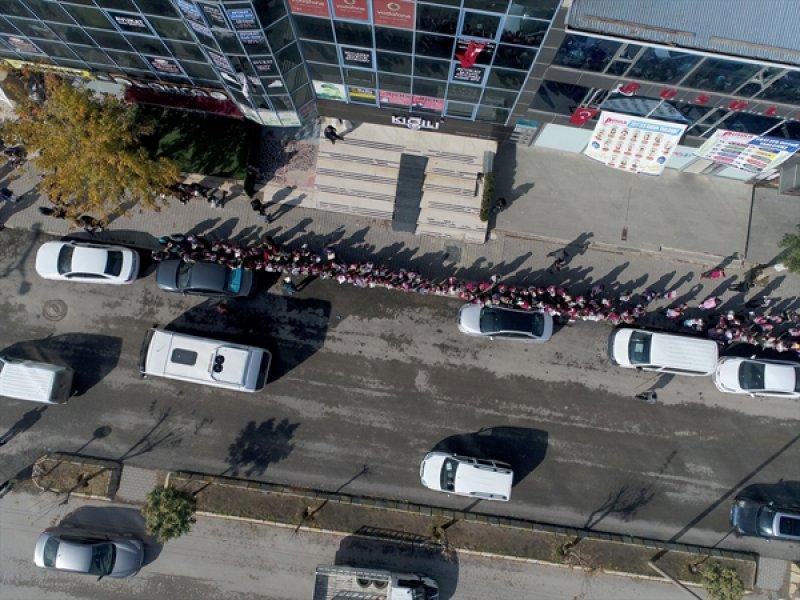 Muş'ta 9 bin öğrenciyle kaldırımda kitap okuma etkinliği