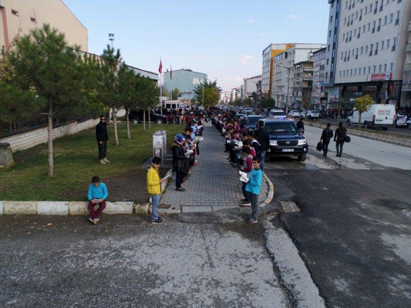 Muş'ta 9 bin öğrenciyle kaldırımda kitap okuma etkinliği