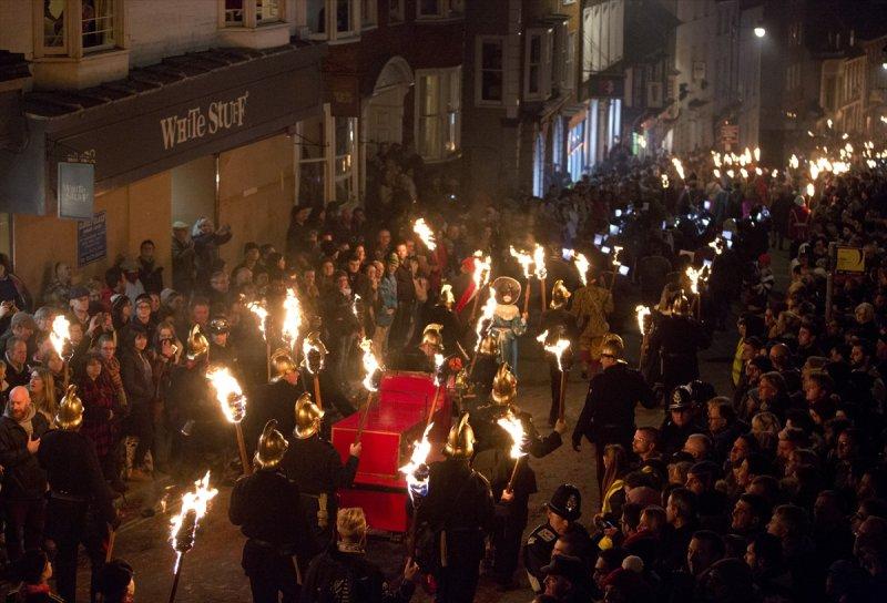 400 yıllık 'Şenlik Ateşi' festivali renkli görüntülere sahne oldu