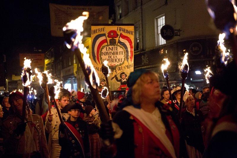 400 yıllık 'Şenlik Ateşi' festivali renkli görüntülere sahne oldu