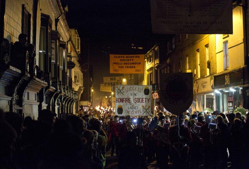 400 yıllık 'Şenlik Ateşi' festivali renkli görüntülere sahne oldu