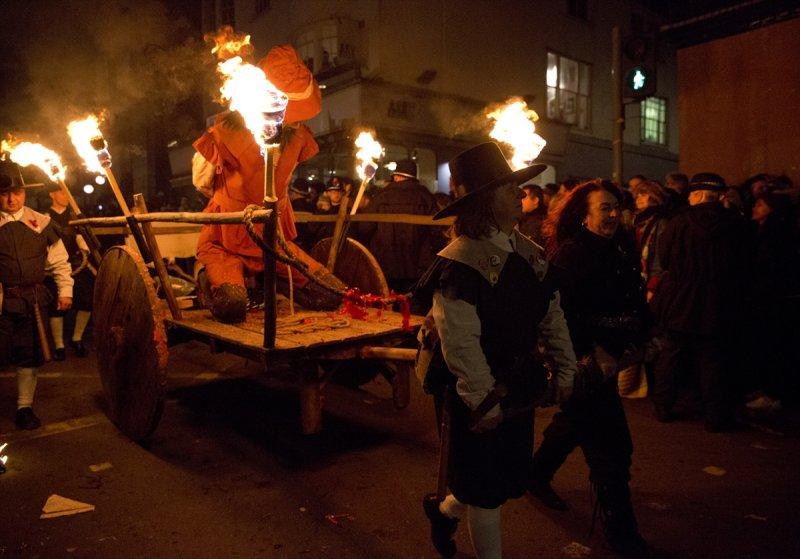 400 yıllık 'Şenlik Ateşi' festivali renkli görüntülere sahne oldu