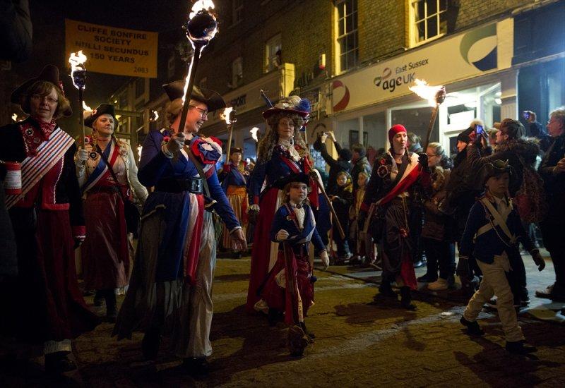 400 yıllık 'Şenlik Ateşi' festivali renkli görüntülere sahne oldu
