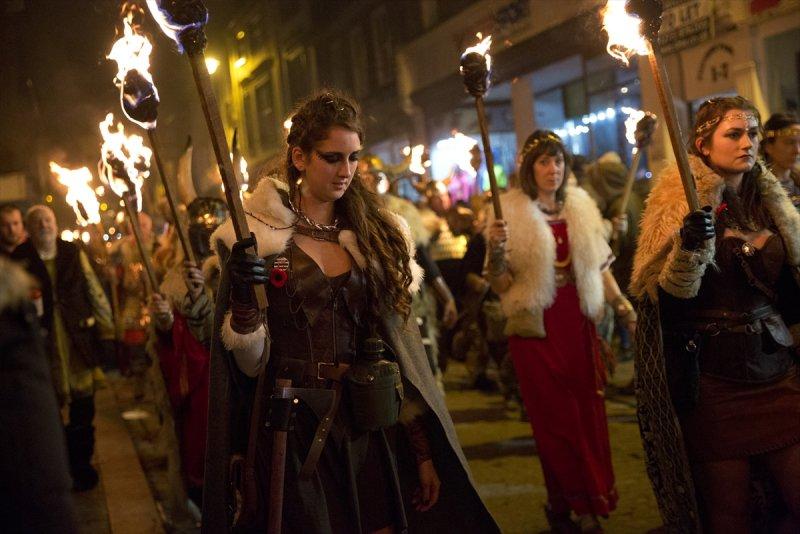 400 yıllık 'Şenlik Ateşi' festivali renkli görüntülere sahne oldu