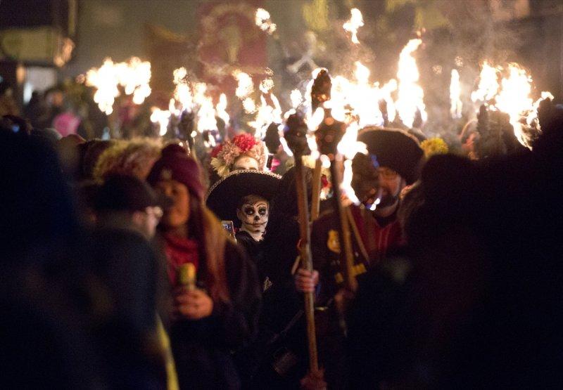 400 yıllık 'Şenlik Ateşi' festivali renkli görüntülere sahne oldu