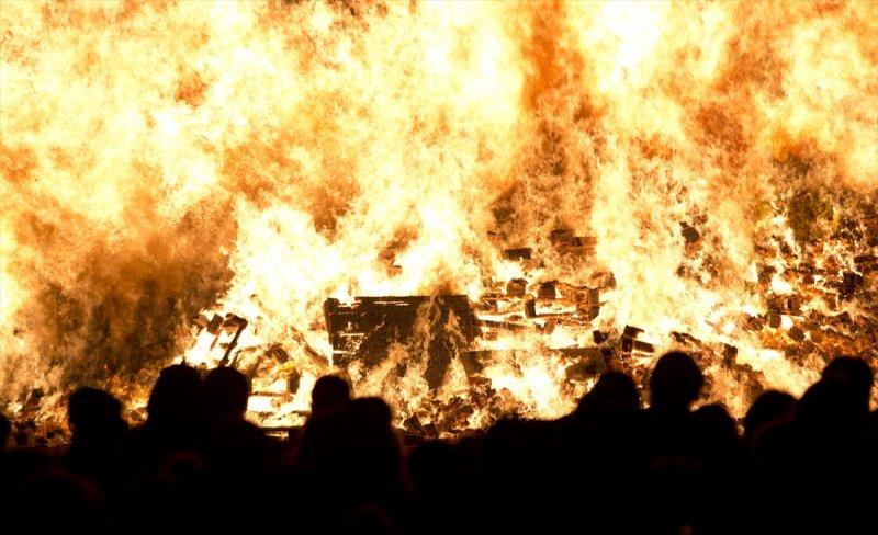 400 yıllık 'Şenlik Ateşi' festivali renkli görüntülere sahne oldu