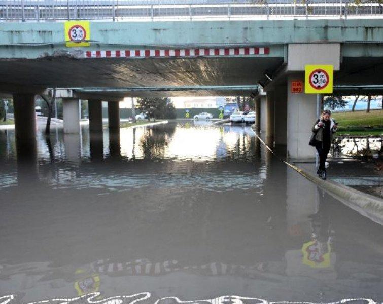 Ataköy'de su borusu patladı altgeçit göle döndü
