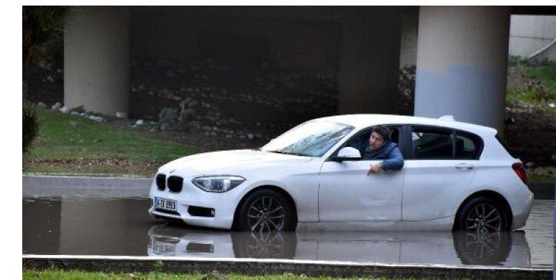 Ataköy'de su borusu patladı altgeçit göle döndü