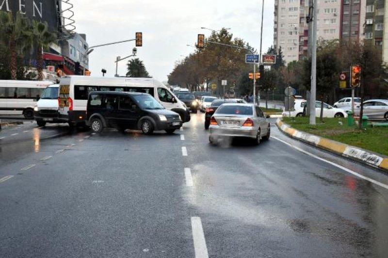 Ataköy'de su borusu patladı altgeçit göle döndü