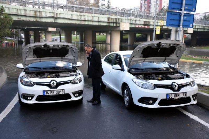 Ataköy'de su borusu patladı altgeçit göle döndü