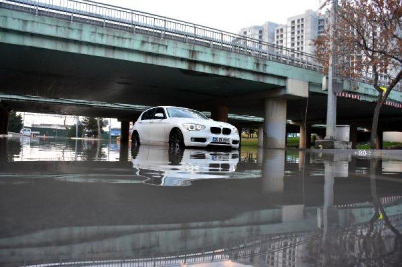 Ataköy'de su borusu patladı altgeçit göle döndü
