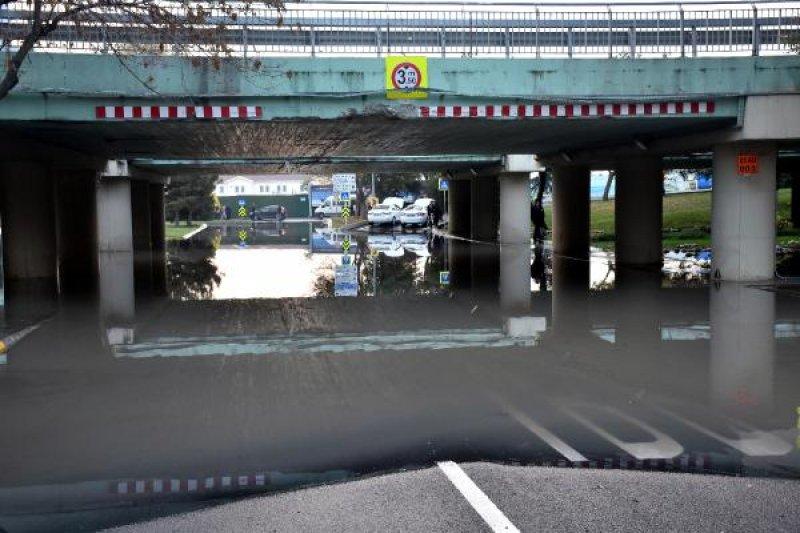 Ataköy'de su borusu patladı altgeçit göle döndü