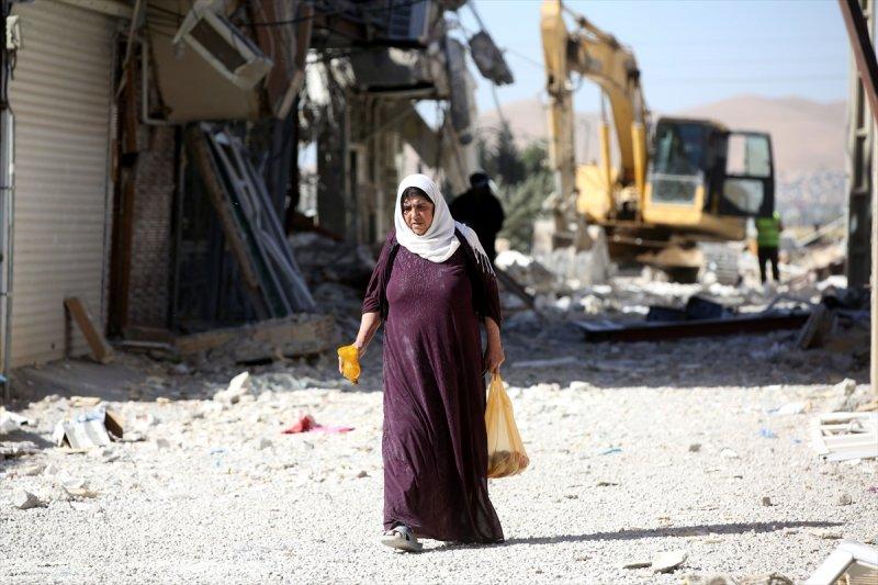 İran'ı vuran depremin yaraları sarılmaya çalışılıyor