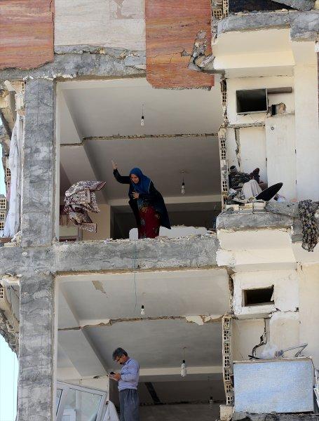 İran'ı vuran depremin yaraları sarılmaya çalışılıyor