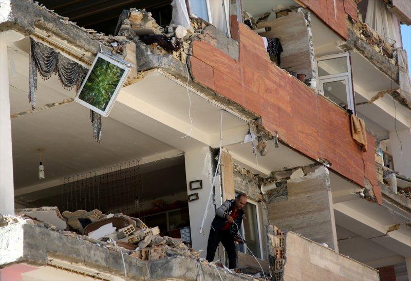 İran'ı vuran depremin yaraları sarılmaya çalışılıyor