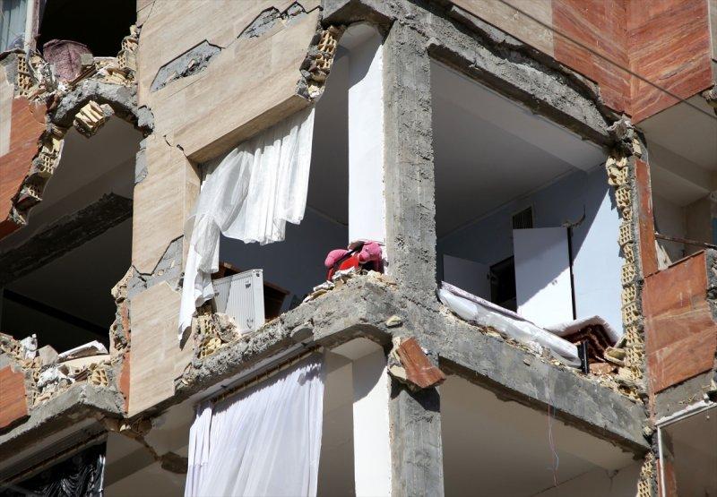 İran'ı vuran depremin yaraları sarılmaya çalışılıyor