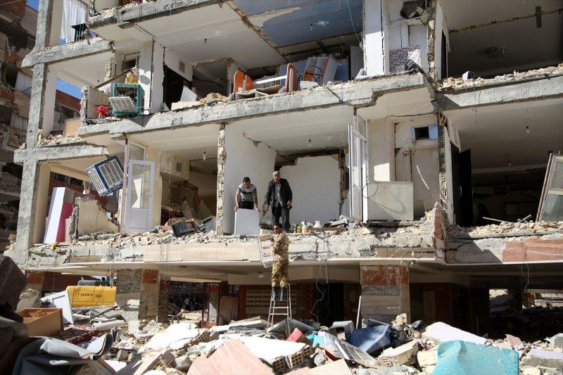 İran'ı vuran depremin yaraları sarılmaya çalışılıyor