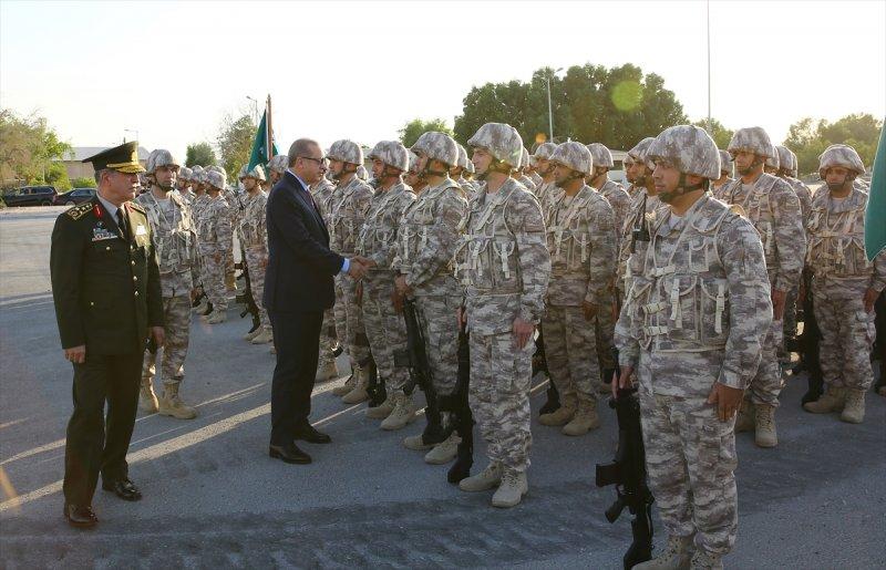 Cumhurbaşkanı Erdoğan Katar'daki Türk birliğinde