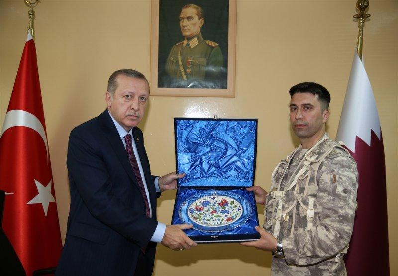 Cumhurbaşkanı Erdoğan Katar'daki Türk birliğinde
