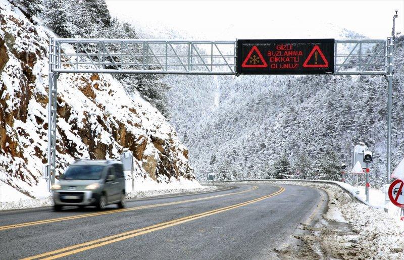 Zigana Dağı'nda kar yağışı