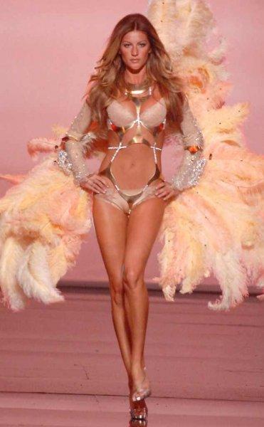 Kendall Jenner hepsini ezdi geçti