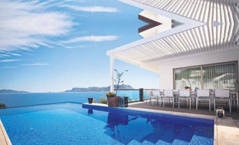 Kıvanç Tatlıtuğ ve Başak Dizer yeni evlerine taşındı