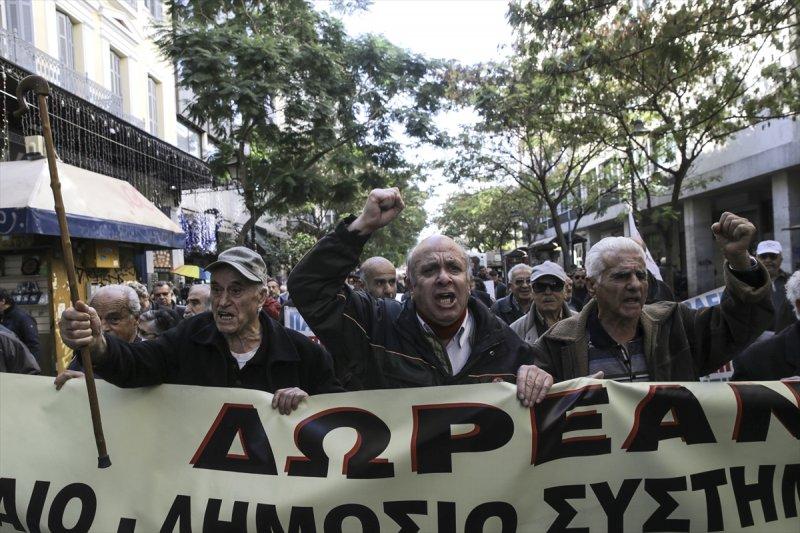 Yunanistan'da emekliler sokağa döküldü