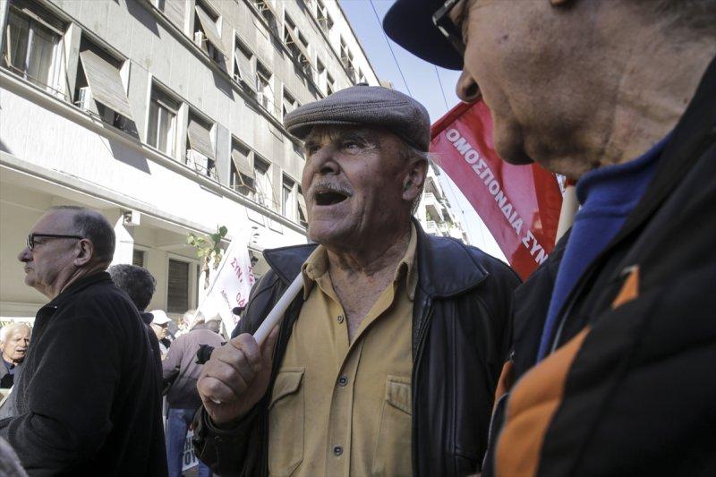 Yunanistan'da emekliler sokağa döküldü