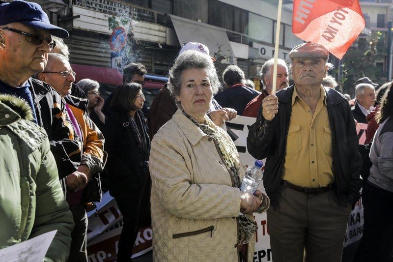 Yunanistan'da emekliler sokağa döküldü
