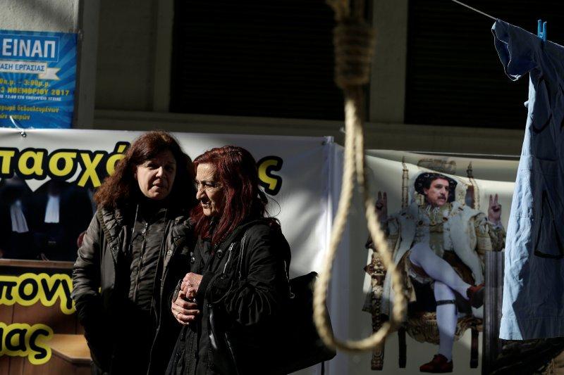 Yunanistan'da emekliler sokağa döküldü