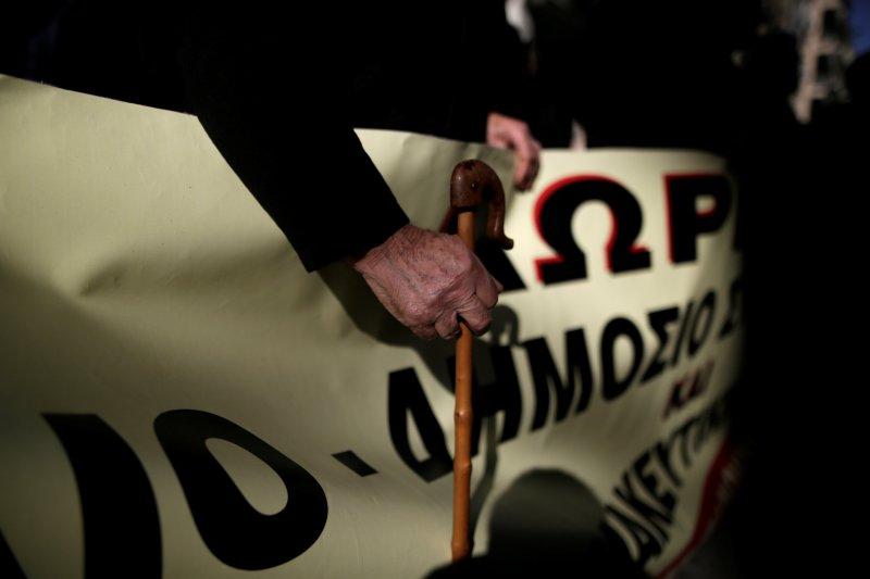 Yunanistan'da emekliler sokağa döküldü