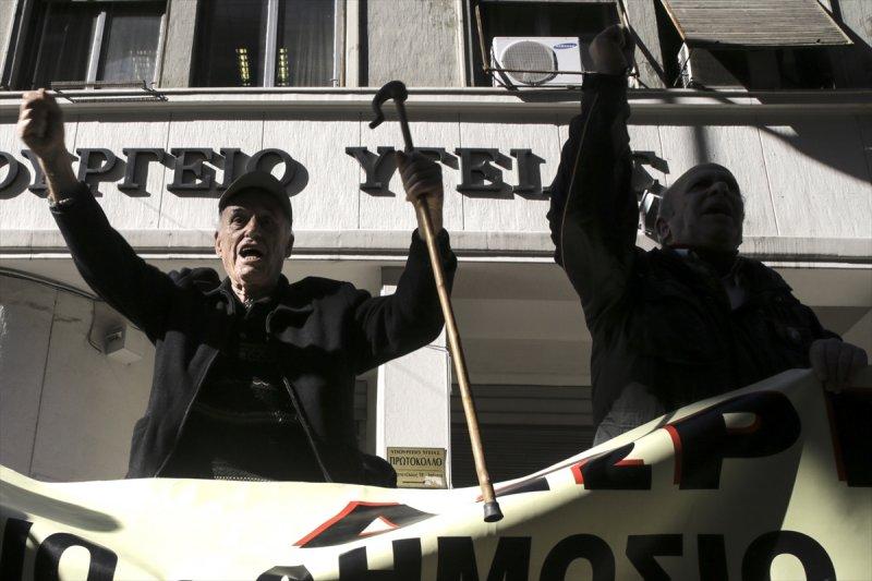 Yunanistan'da emekliler sokağa döküldü