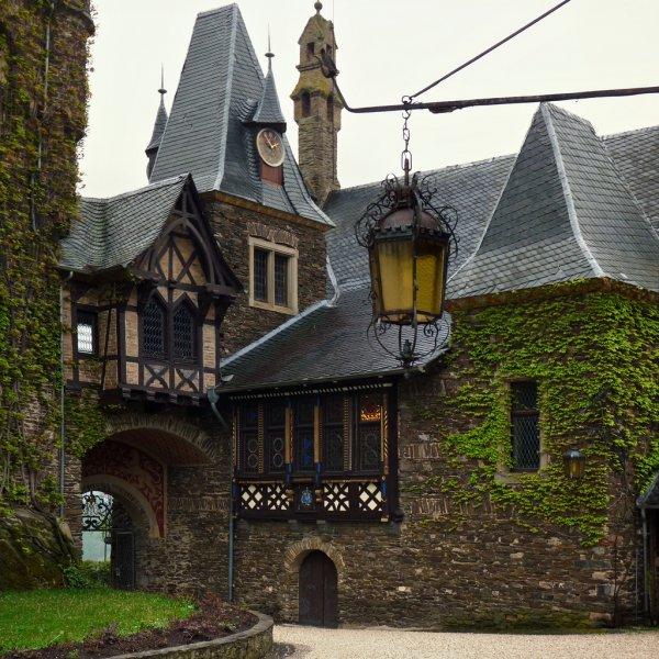 12. yüzyıldan kalan Cochem Kalesi