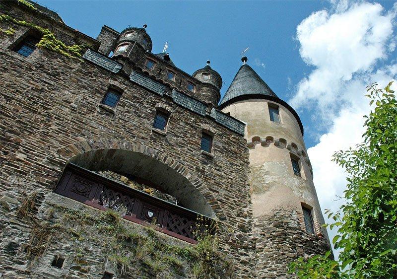 12. yüzyıldan kalan Cochem Kalesi