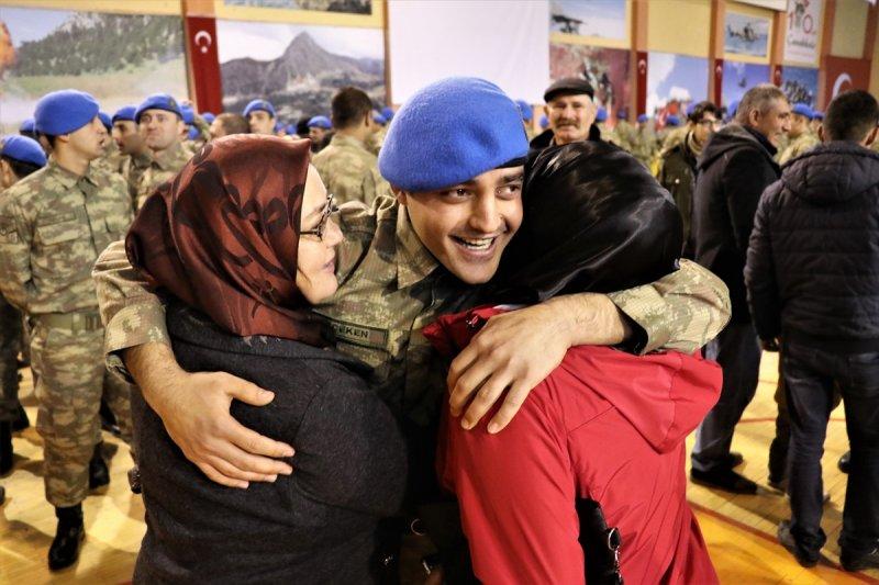 Isparta'da uzman erbaşlar mavi bere taktı