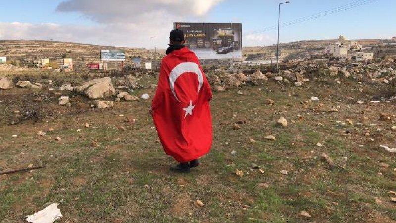 Ramallah’ta Türk bayraklı protestocu dikkat çekti