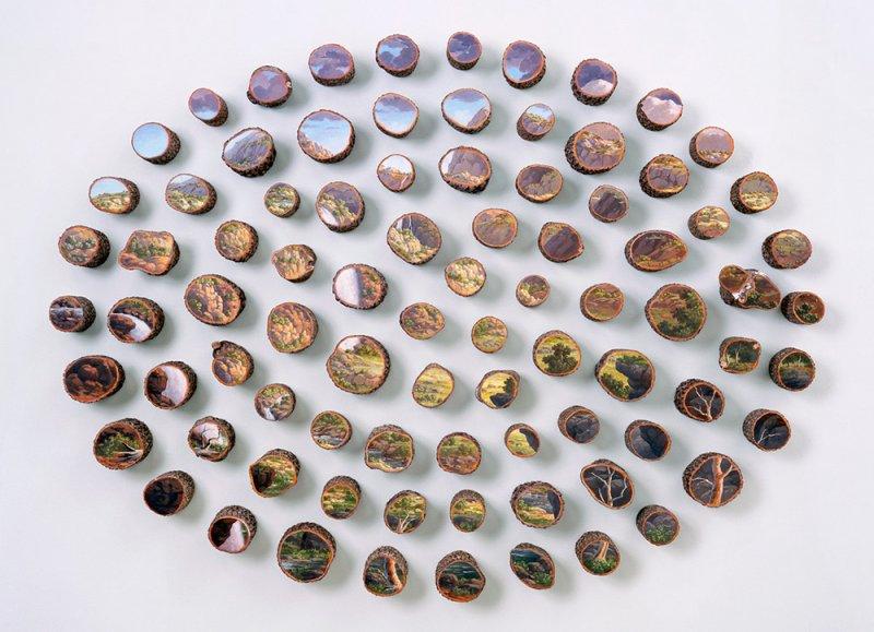 Ağaç kütükleri üzerine çizilmiş gerçek manzaralar