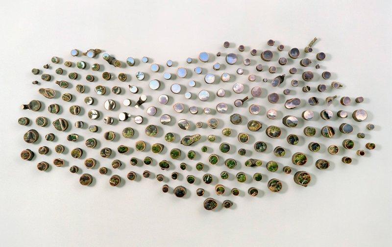 Ağaç kütükleri üzerine çizilmiş gerçek manzaralar