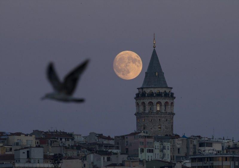 Ay ışığında İstanbul