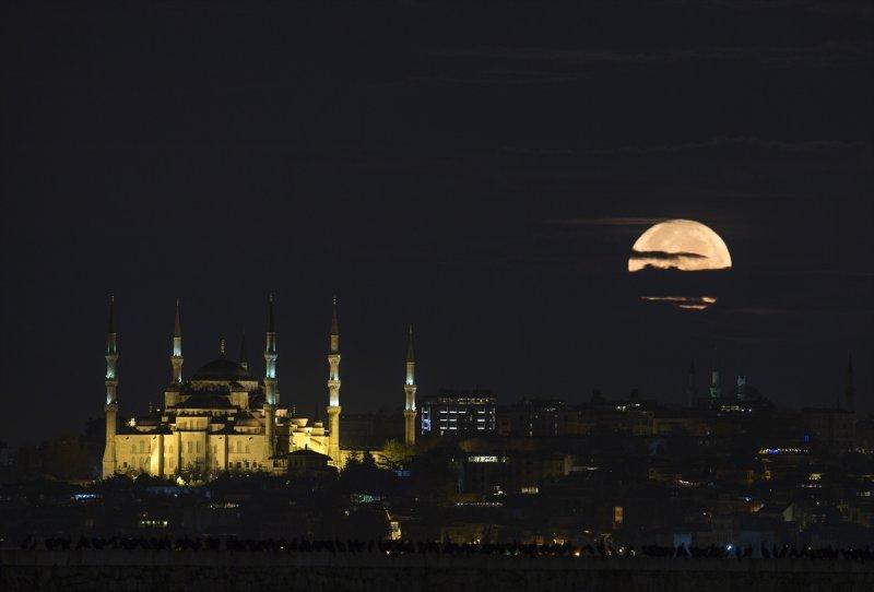 Ay ışığında İstanbul