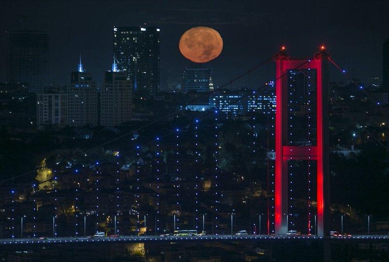Ay ışığında İstanbul