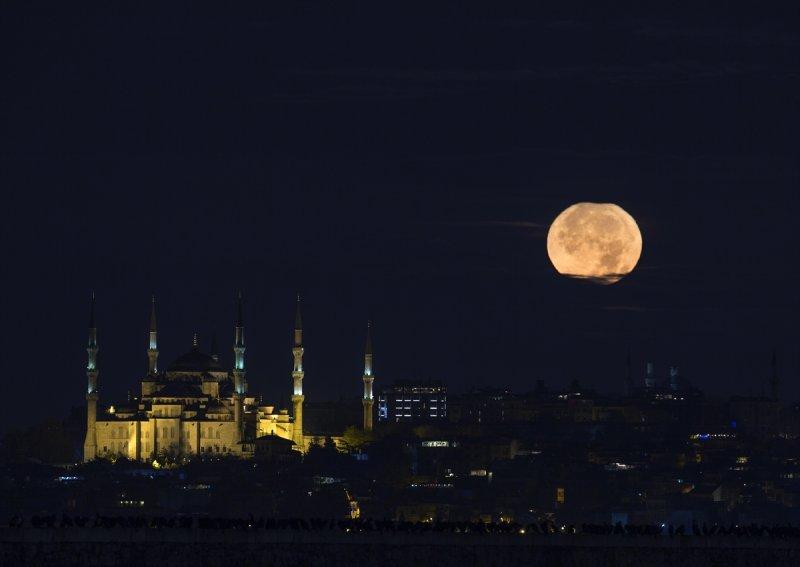 Ay ışığında İstanbul