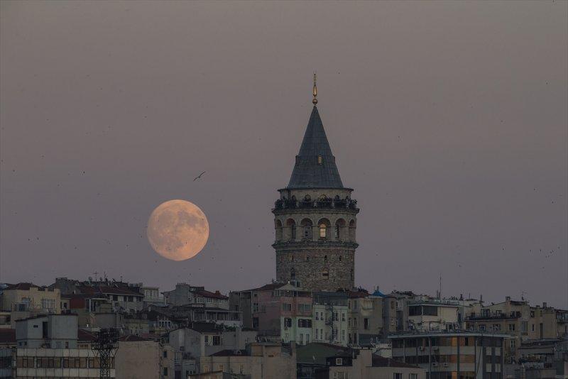 Ay ışığında İstanbul