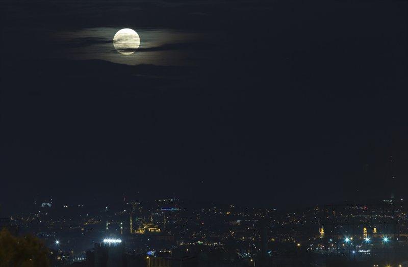 Ay ışığında İstanbul