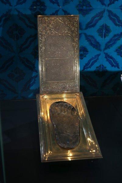 Topkapı Sarayı'nda sergilenen kutsal emanetler