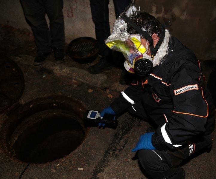 Tuzla'da kaçak kimyasal madde dökülen alan görüntülendi