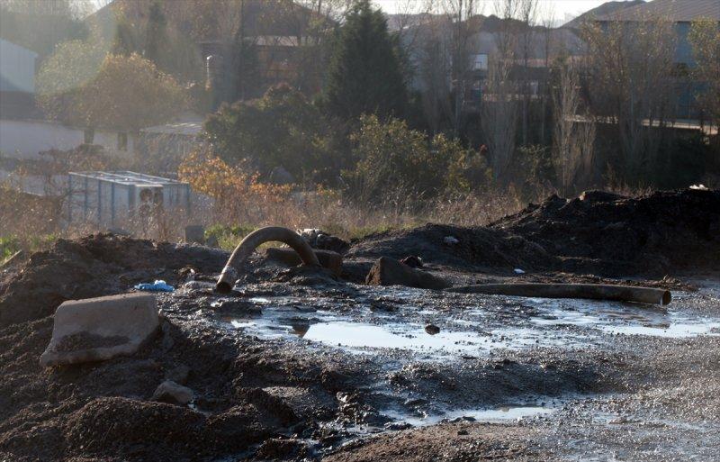 Tuzla'da kaçak kimyasal madde dökülen alan görüntülendi